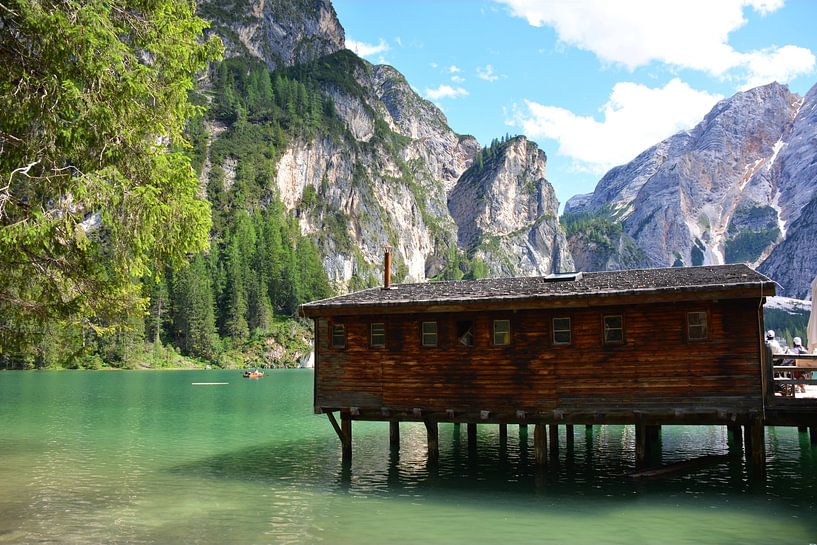 Steiger en houten gebouw Lago Di Braies Pragser Wildzee Dolomieten Italië van My Footprints