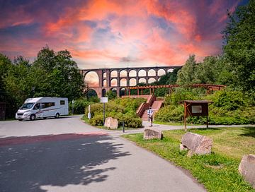 Pont de la vallée de Göltz avec un camping-car dans le Vogtland, Saxe sur Animaflora PicsStock