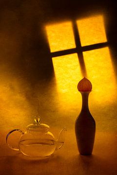 Stillleben mit einer Teekanne und einer Vase auf einem Fensterhintergrund, Brig Barkow von 1x