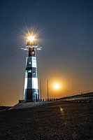 Vuurtoren op Zeeuws Vlaanderen met opkomende maan