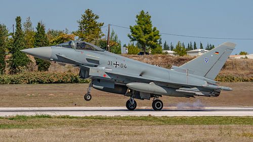 Deutscher Eurofighter Typhoon landet auf dem Luftwaffenstützpunkt Tanagra. von Jaap van den Berg