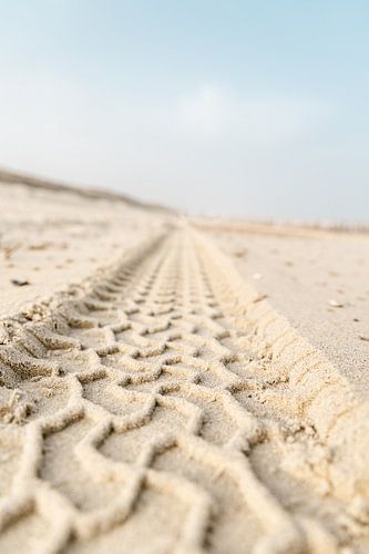 Bandsporen op het strand - verticale foto