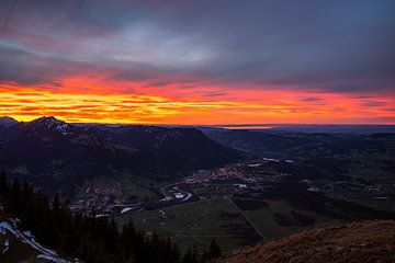 Sonnenuntergang über Immenstadt von Grünten aus von Leo Schindzielorz