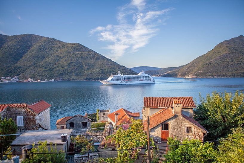 Bateau de croisière dans la baie de Kotor (Monténégro) par t.ART