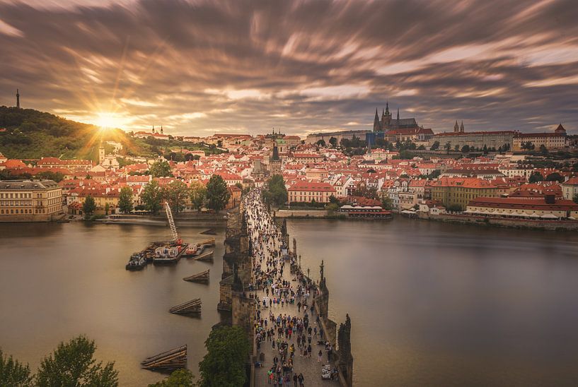 Coucher de soleil sur Prague et son pont Charles par Dennis Donders