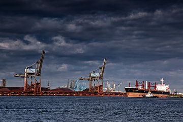 Le port de Rotterdam dans les nuages sur Robert Jan Smit