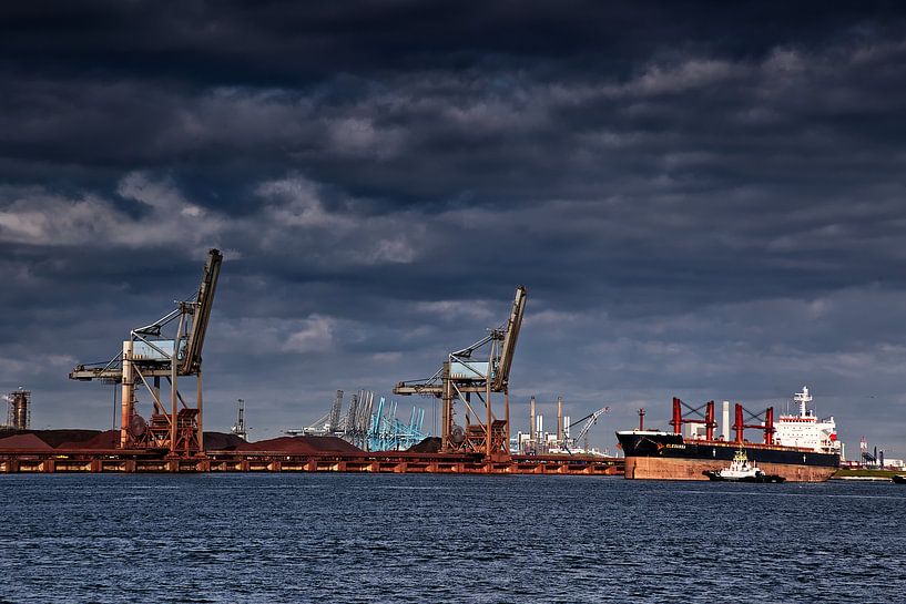 Der Hafen von Rotterdam in den Wolken von Robert Jan Smit
