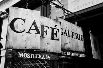 Café en Galerie Praag in zwart wit van Abe-luuk Stedehouder