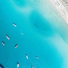 La mer bleue avec les bateaux sur jody ferron