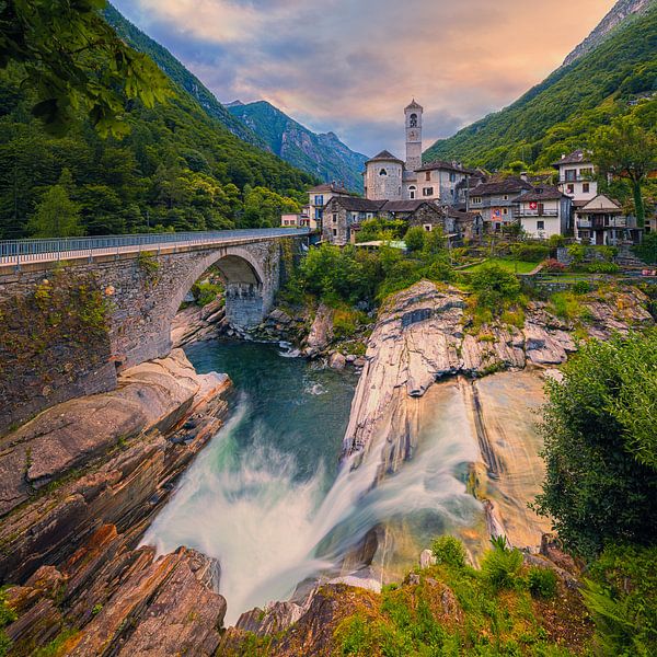 Sonnenuntergang in Lavertezzo, Schweiz von Henk Meijer Photography