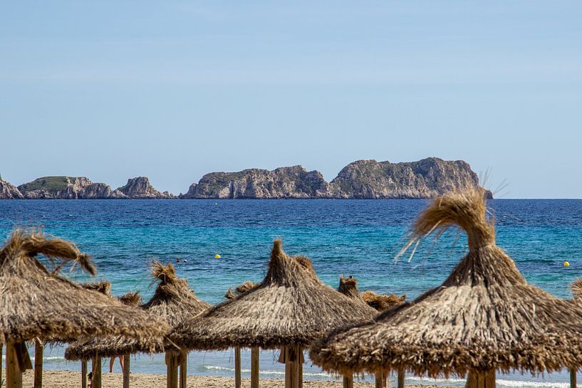 Parasols op het strand van S'Arenal in Mallorca van Reiner Conrad