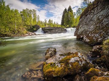 Bij de bulderende waterval van Denis Feiner