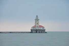 Vuurtoren in het water aan het eind van een strekdam van Jille Zuidema