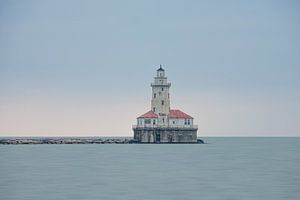 Vuurtoren in het water aan het eind van een strekdam