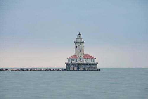Vuurtoren in het water aan het eind van een strekdam