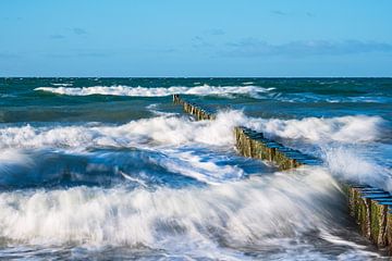 Buhnen an der Küste der Ostsee an einem stürmischen Tag von Rico Ködder