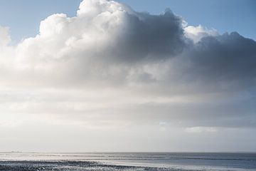 Wolkenlucht boven de Waddenzee van J.P. Zwart