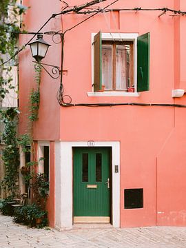 Rovinj Kroatië - De groene deur | Pastel reisfotografie wall art fotografie print van Raisa Zwart