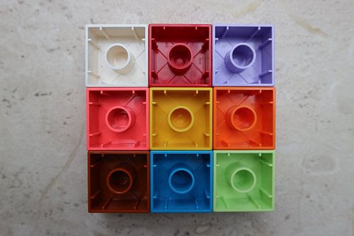 Negen (9) vierkante speelgoedblokken liggend andersom kleurrijk (rotatie 3)