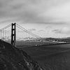De Verlaten Oversteek: Golden Gate Noir 06 van FotoDennis.com | Werk op de Muur