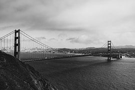 Die verlassene Kreuzung: Golden Gate Noir 06 von FotoDennis.com | Werk op de Muur