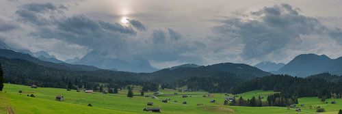 Hummocke weiden tussen Mittenwald en Krün, Werdenfelser Land, achter de Zugspitze, 2962m