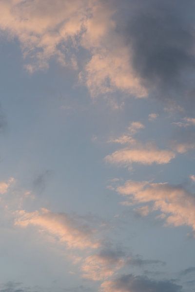 Blue and pink sky during sunset by Marleen Dalhuijsen