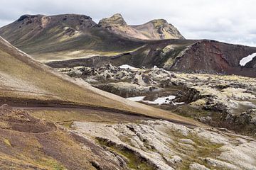 Buitenaards landschap in Landmannalaugar in IJsland van Linda Schouw