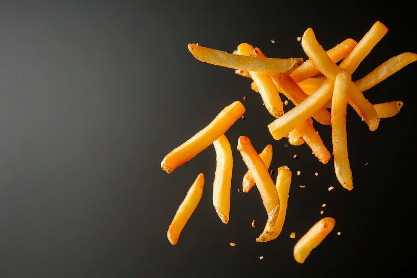 Knusprige Pommes frites im Flug – Genussvoll von Poster Art Shop
