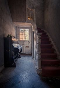 De gang met Piano en Trap in een Vervallen woning von Beyond Time Photography