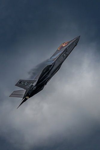 La femme pilote de F-35 Melanie "Mach&quot ; Kluesner lors d'un vol de démonstration en Autriche
