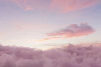 prachtig roze wolkenlandschap in het avondlicht