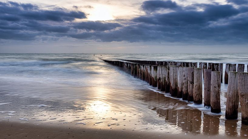 Zon, zee en wolken. Mooie ingredienten voor een dramatische foto. van John Trap