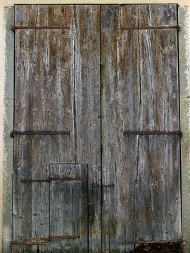 oude verweerde houten deur van Hanneke Bantje