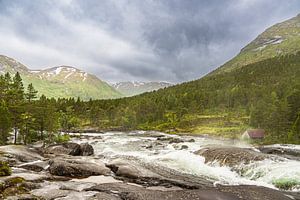 Der Wasserfall Likholefossen mit Berge in Norwegen