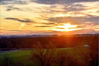 Lever de soleil sur un panorama de montagne