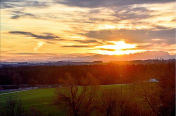Sonnenaufgang über Bergpanorama