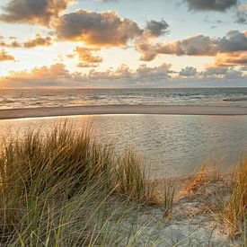 Dunes au coucher du soleil sur l'île de Texel, sur Yvonne Kruders