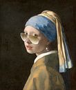 Mädchen mit dem Perlenohrring und Sonnenbrille von Marieke de Koning Miniaturansicht