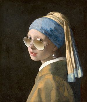 Fille avec la boucle d'oreille en perle et les lunettes de soleil