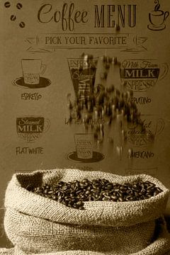 Koffie in een jute zak met menu achtergrond. van Humphry Jacobs