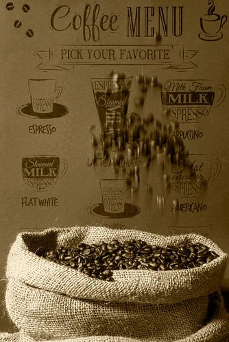 Café dans un sac de jute avec le menu en arrière-plan.