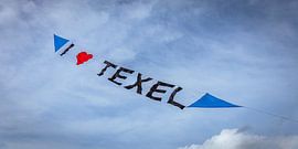 Texel in der Luft: Der Drachen tanzt mit den Wolken von AVP Stock