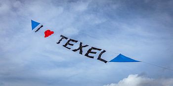 Texel in der Luft: Der Drachen tanzt mit den Wolken