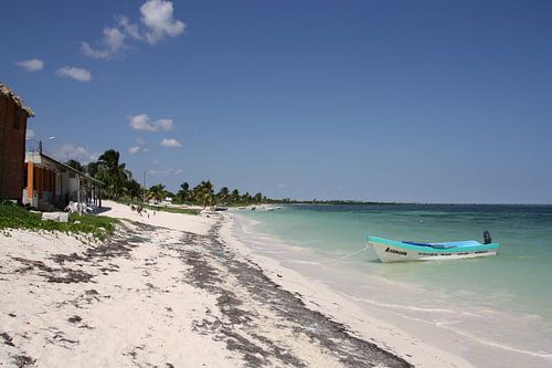 Wit strand en blauw water