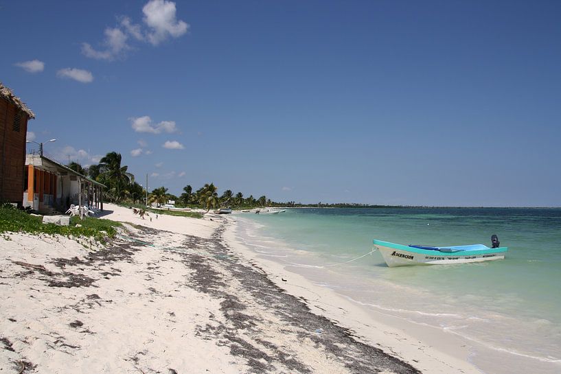 Wit strand en blauw water by Kim van der Lee