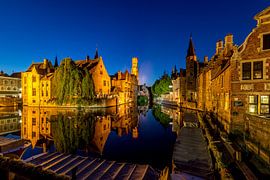 Het centrum van Brugge met uitzicht over de Dijver bij avondlicht