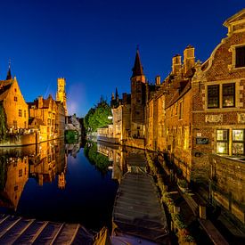 Het centrum van Brugge met uitzicht over de Dijver bij avondlicht