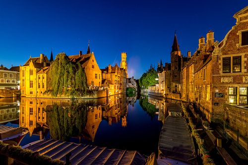 Het centrum van Brugge met uitzicht over de Dijver bij avondlicht