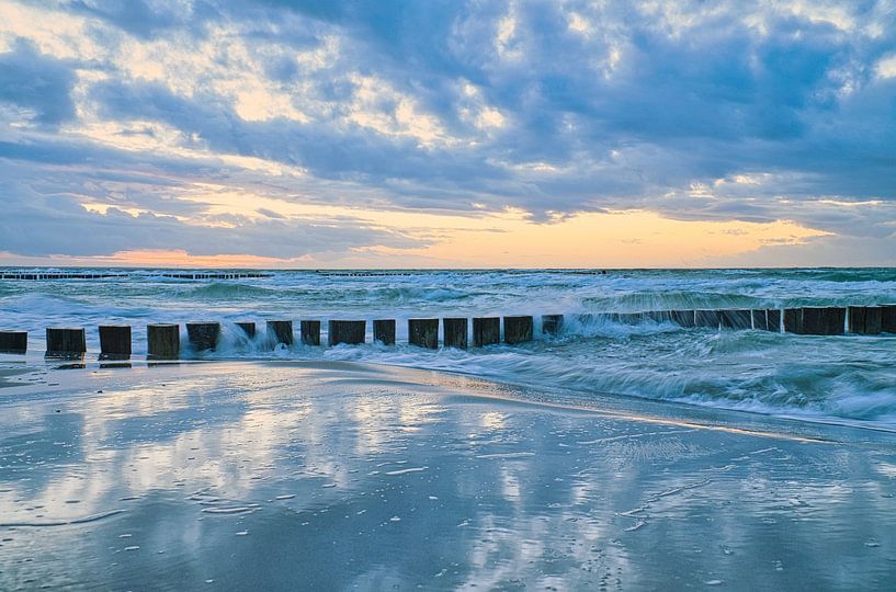 Buhne in Zingst aan de Oostzee, reikend in zee van Martin Köbsch